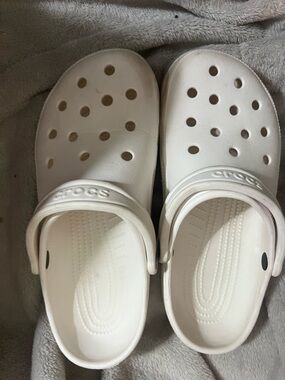 CROCS unisex Classic Clog in White M 8 W 10